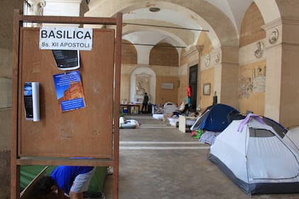 Dentro la basilica "occupata" dai movimenti per la casa 1