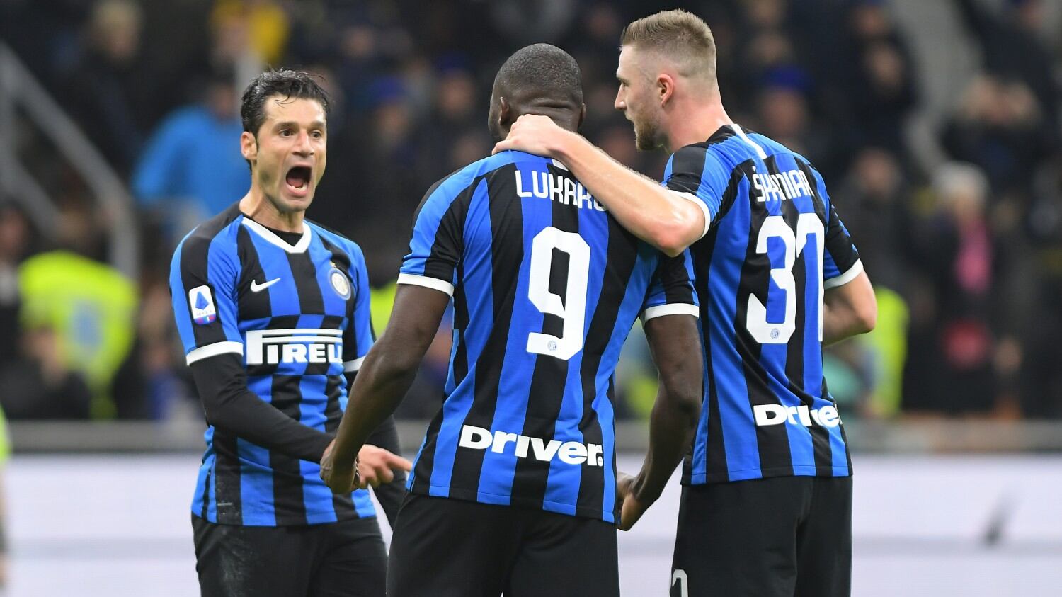 L'Inter doma 4-0 il Genoa e aggancia la Juventus in vetta alla classifica