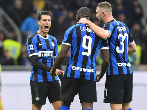 L'Inter doma 4-0 il Genoa e aggancia la Juventus in vetta alla classifica