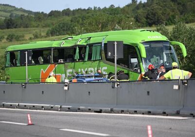 Un autobus della Flixbus finisce in una scarpata lungo la A16: le immagini 4