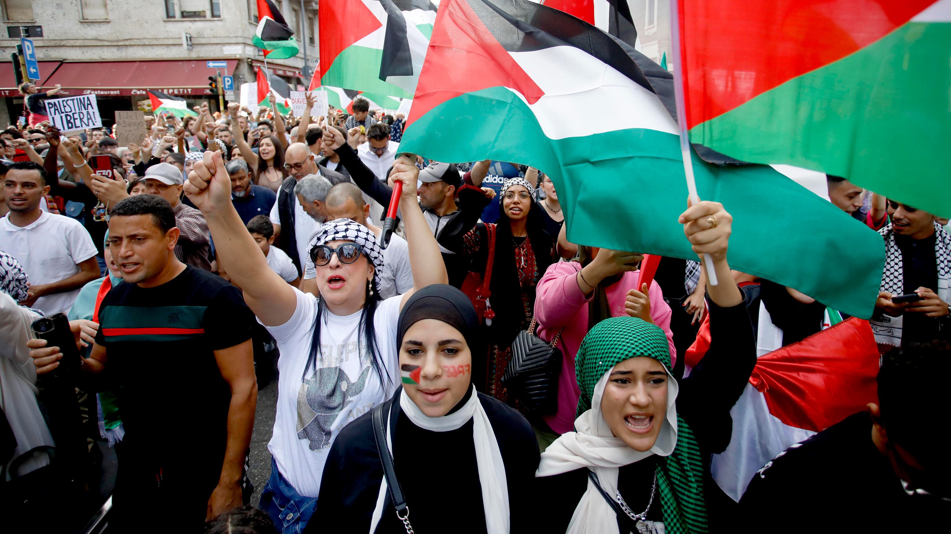 "Duro colpo all'occupante": al corteo spunta il volantino choc pro-Hamas