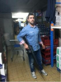 Terrorismo, arresti a Bari: foto col mitra in mano 2