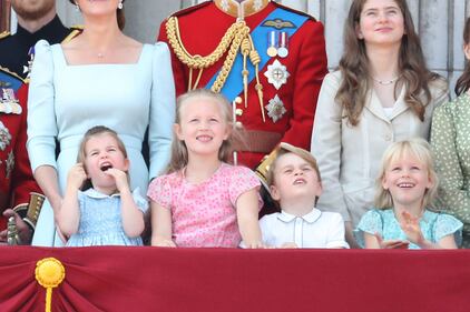 George e Charlotte giocano sull'erba 3