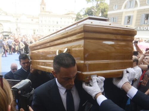Gli italiani danno l'ultimo saluto a Bud Spencer
