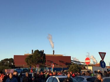 Taranto, gli operai di Arcelor Mittal e dell'indotto davanti ai cancelli 8