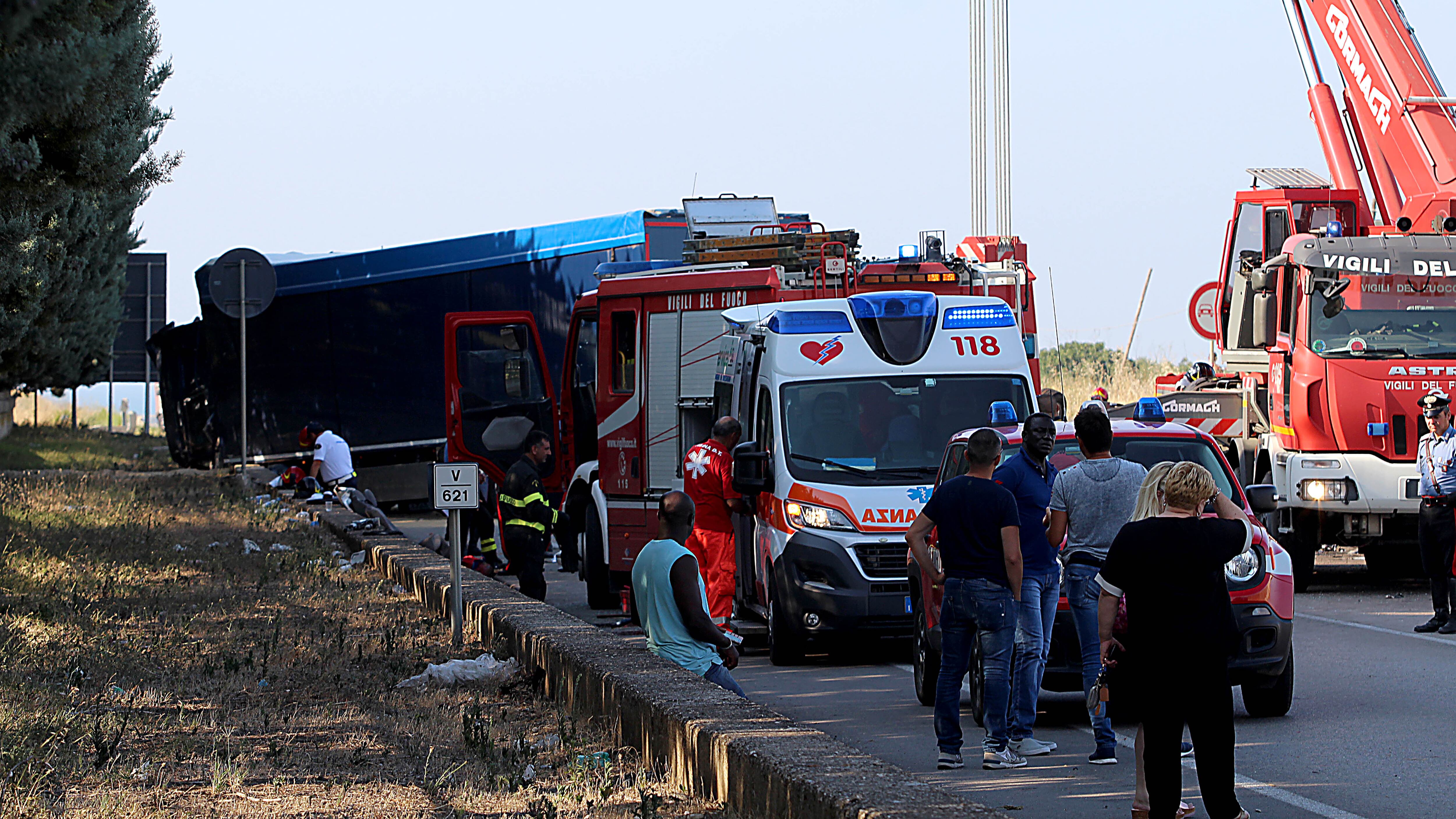 La strage dei braccianti Furgone contro Tir: 12 morti e 3 feriti gravi
