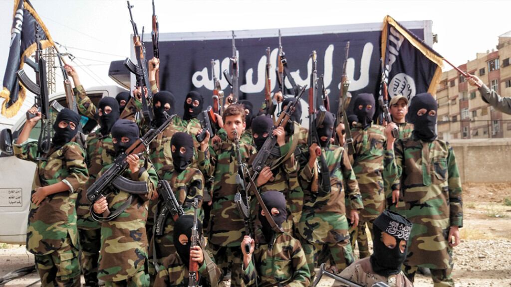 Bimbe vestite da jihadiste per la sfilata: bufera sull'asilo
