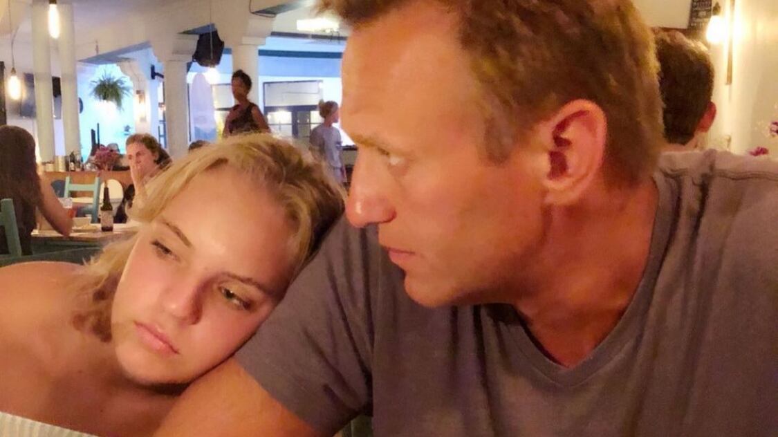 Gli studi a Stanford e le battaglie del padre: chi è Dasha Navalnya, figlia di Aleksei Navalny