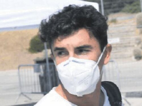 Marquez fa le flessioni sul braccio rotto e i medici gli danno l'ok