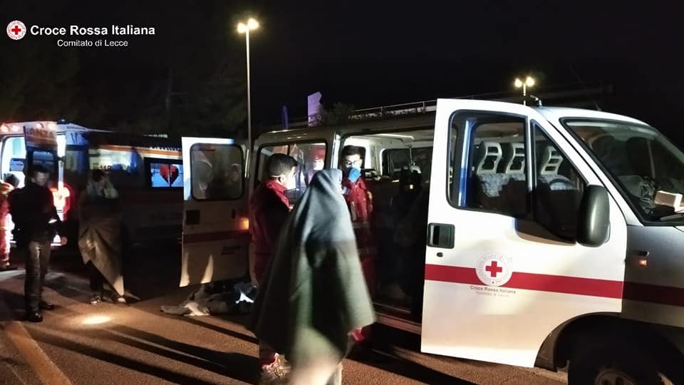 Lecce, all'alba sbarco di migranti: tra loro due bambini