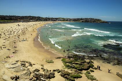 Gli australiani non pensano al coronavirus: in migliaia in spiaggia 1