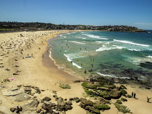 Gli australiani non pensano al coronavirus: in migliaia in spiaggia