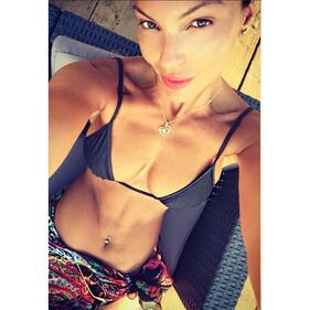 Sarah Nile: foto hot in spiaggia 13