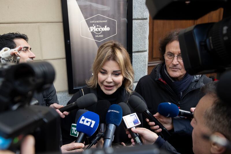 La lunga coda per salutare Ornella Vanoni: le immagini da Milano 7