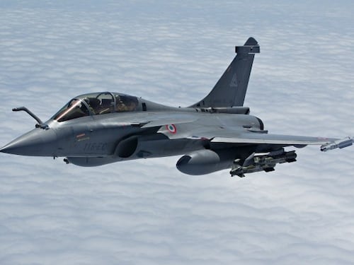 Francia, si lancia per errore durante un volo di prova su un caccia
