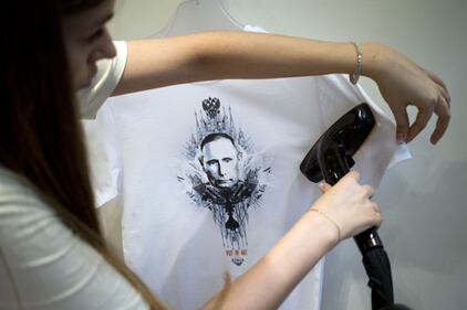 Putin conquistatore della Crimea: le t-shirt vanno a ruba 3