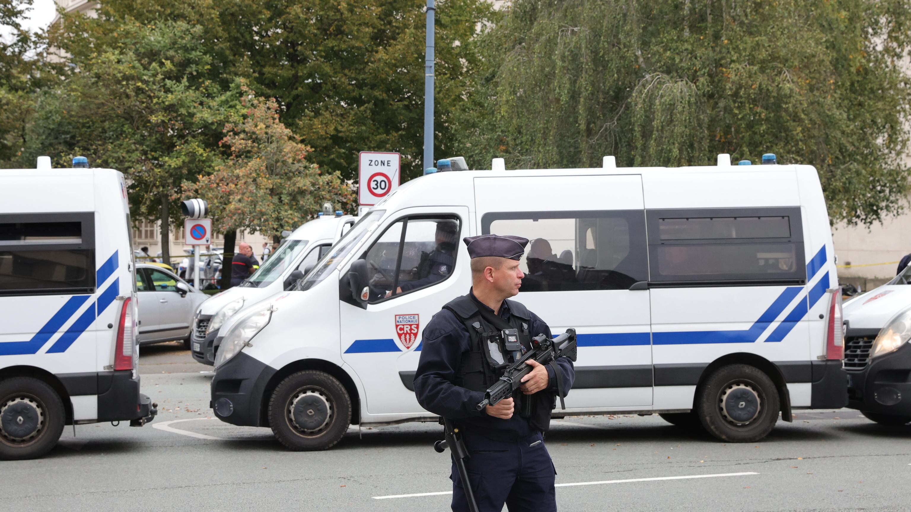 Urla "Allah Akbar" e minaccia di farsi esplodere: cosa è successo a Parigi