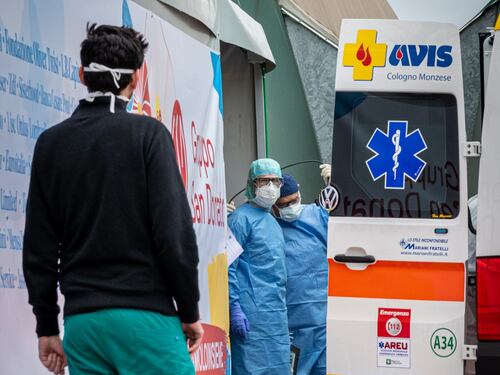 Coronavirus, rivolta dei medici "Tamponi solo ai calciatori...?"