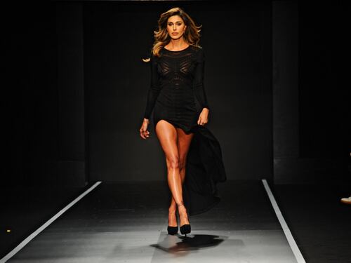 Belen Rodriguez, le mutandine bianche alla sfilata