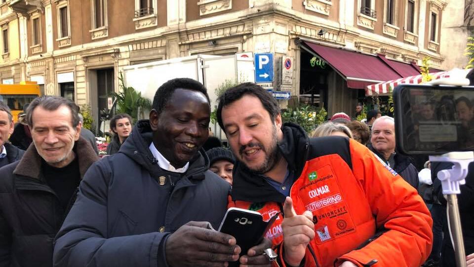 "Matteo numero uno, grazie a te". Al mercato fa il pieno di abbracci