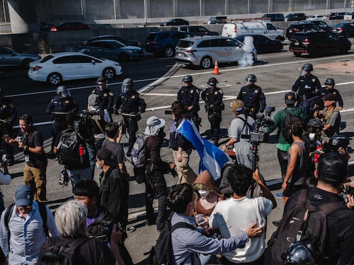 Migranti, guerra civile Usa. È "rissa" Trump-Newsom