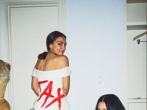 Ipocrisia della Ocasio-Cortez: al Gala da 30mila dollari con l'abito "tassate i ricchi"