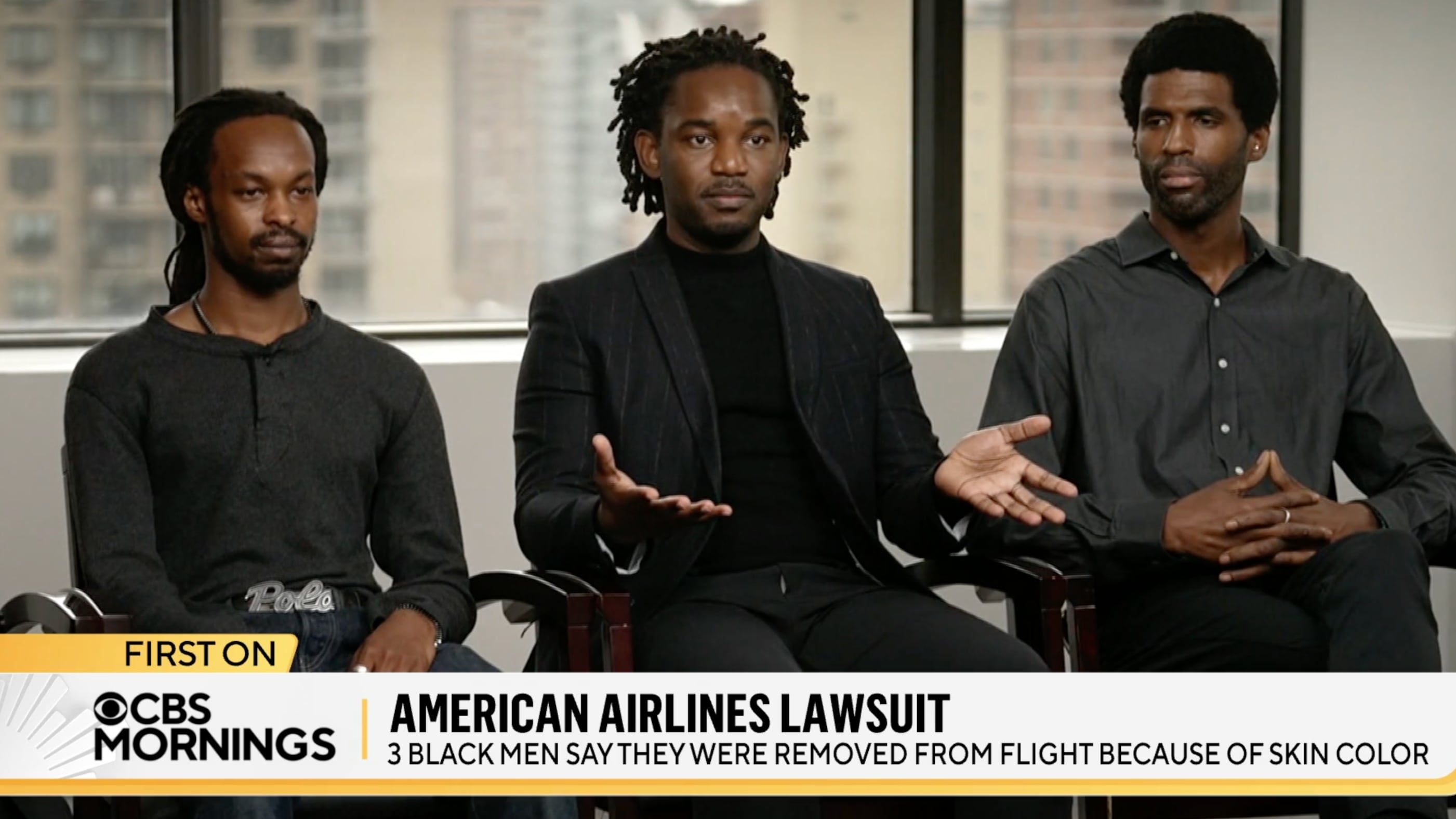 Devono lasciare l'aereo per il loro odore. Passeggeri neri fanno causa all'American Airlines