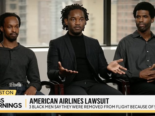 Devono lasciare l'aereo per il loro odore. Passeggeri neri fanno causa all'American Airlines