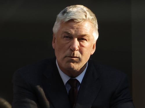 Alec Baldwin scagionato dall'accusa di omicidio colposo: l'attore torna sul set di Rust