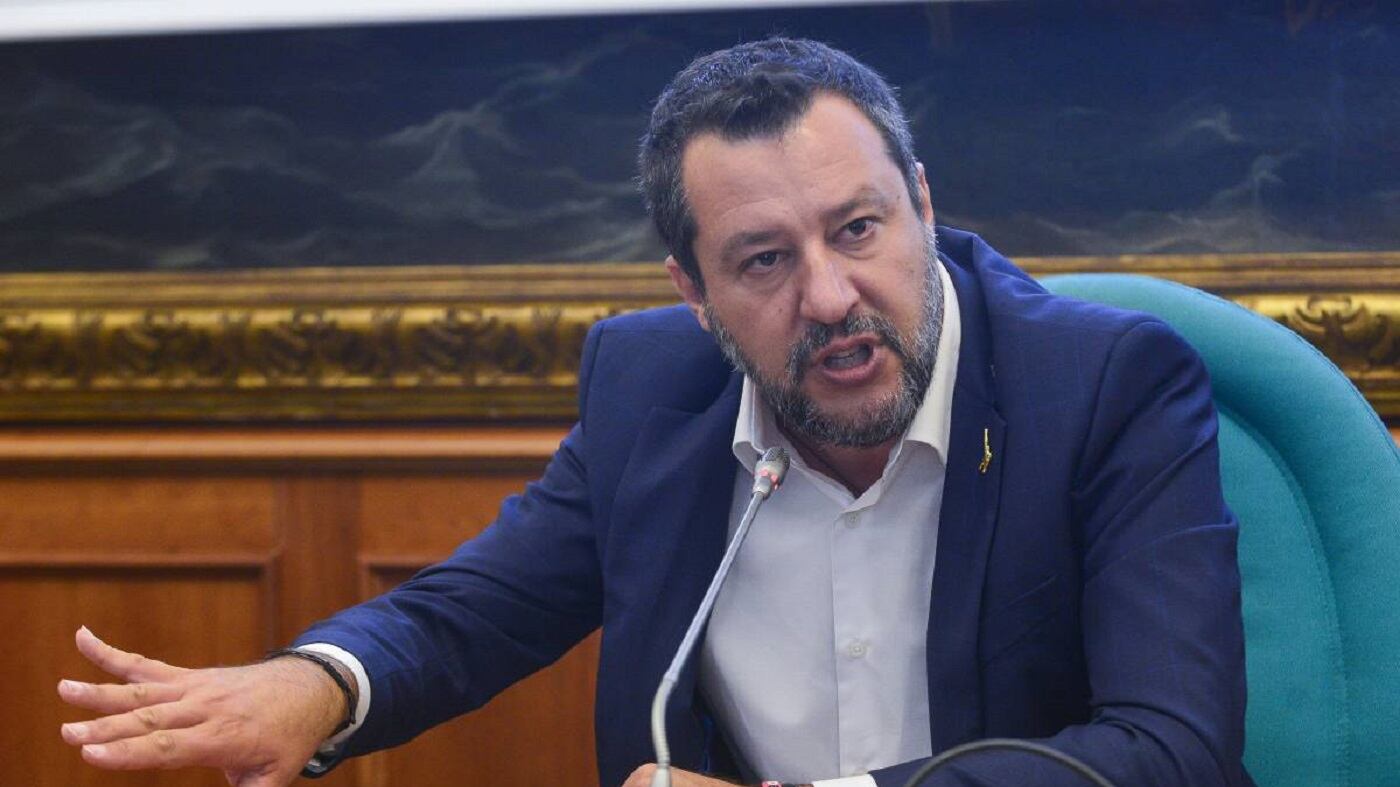 Salvini chiede la testa di Padoan: "Non accetteremo svendite"