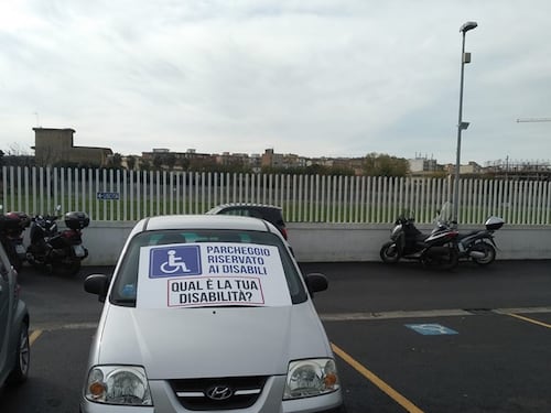 “Qual è la tua disabilità?”: i cartelli provocatori esposti sulle auto non autorizzate