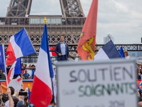 Francia, dopo i cortei il giorno del green pass: arriva il via libera finale