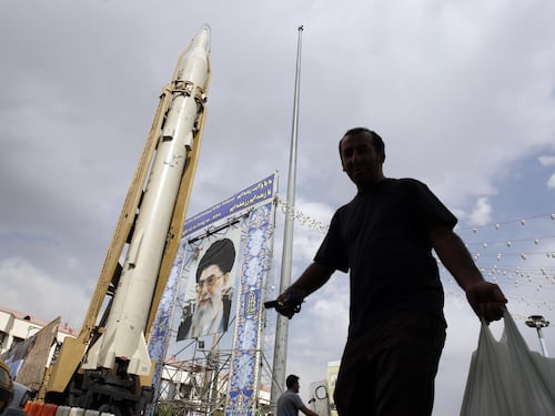 Iran, misterioso attentato contro un ufficiale degli 007