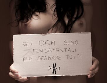 "Tette per la scienza": foto sexy contro le bufale  12