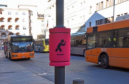 Bolzano, "paracolpi" sui pali per proteggere i pedoni con lo smartphone 3