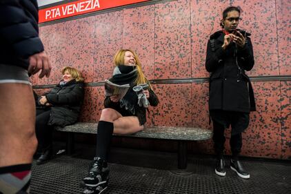 No Pants subway ride, la corsa in metropolitana che sfida il freddo 15