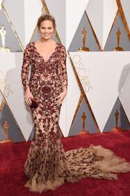 Chrissy Teigen, topless e incinta mentre cucina 14