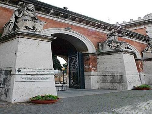Caos nei cimiteri capitolini, anche Gigi Proietti in fila per la cremazione