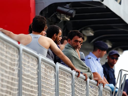 Il golpe del governo sull'immigrazione: clandestini legalizzati