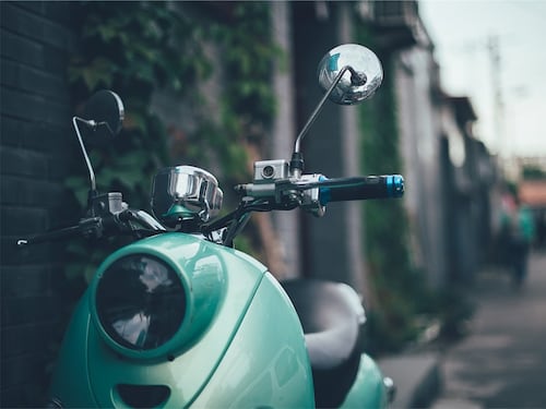 Rapinano scooter e aggrediscono agenti, fermati
