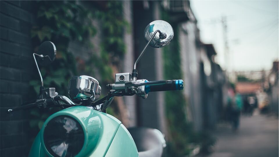 Senza patente né assicurazione fugge all'alt e investe scooterista