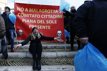 In piazza contro la discarica a Valle Galeria: protesta in Campidoglio 3