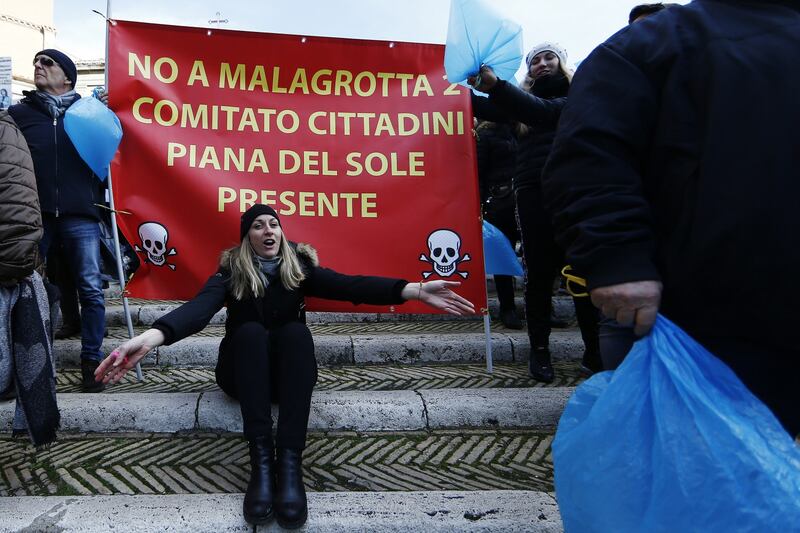 In piazza contro la discarica a Valle Galeria: protesta in Campidoglio 3
