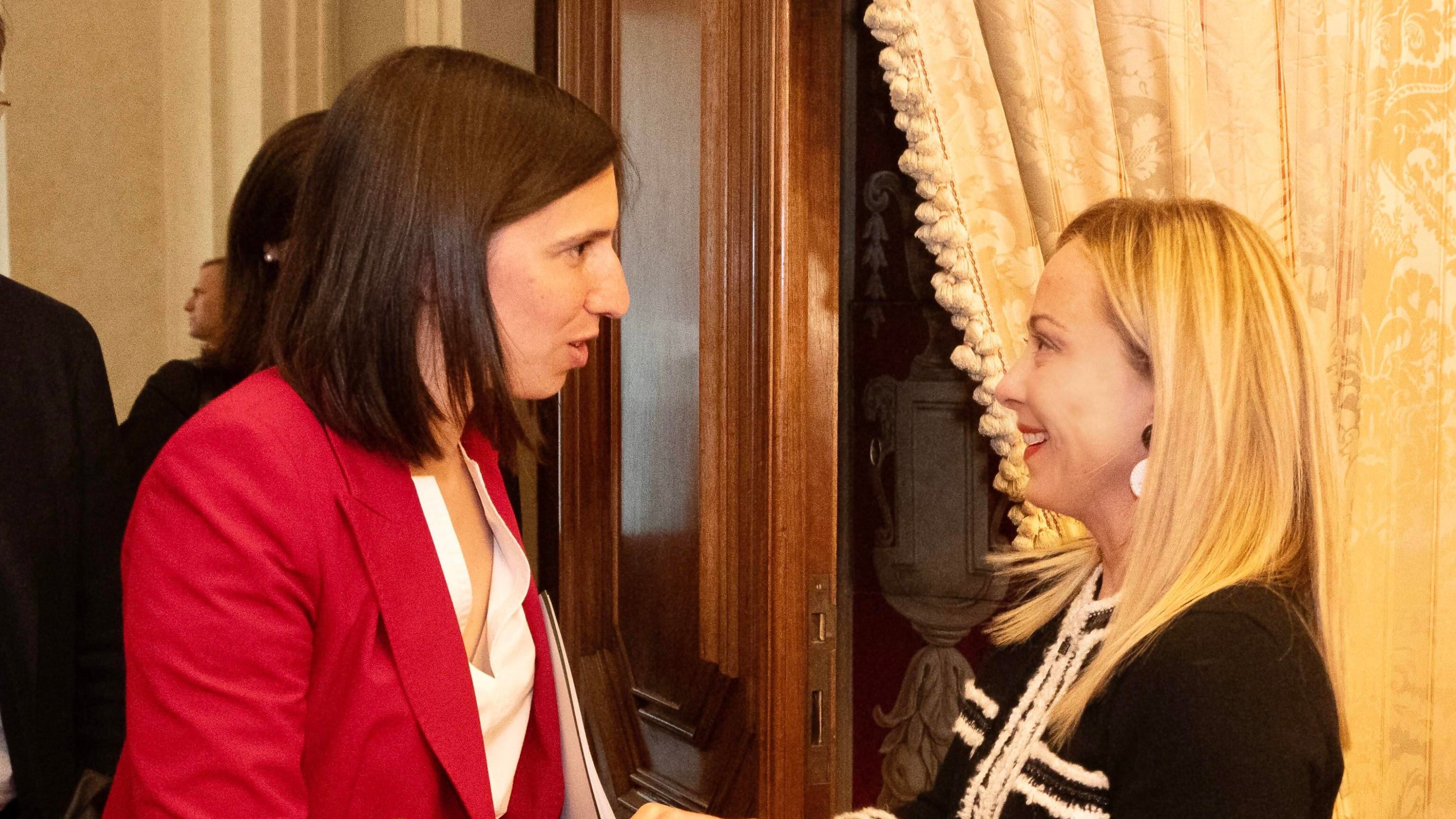 Primo match tra le due leader. Così Giorgia depotenzia Elly