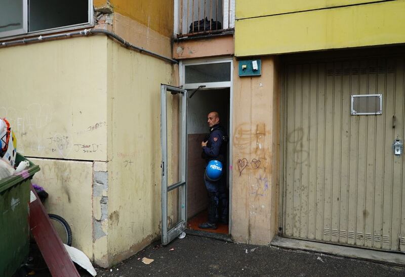 L'operazione della polizia in via Bolla  a Milano 4
