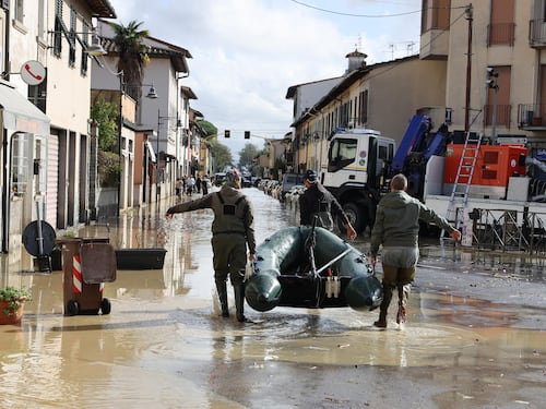 Gli angeli del fango al lavoro senza sosta. "Qui dall'alba, deve tornare la normalità"