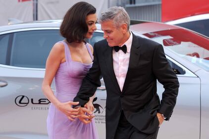 Venezia, George Clooney sul red carpet con Amal 19