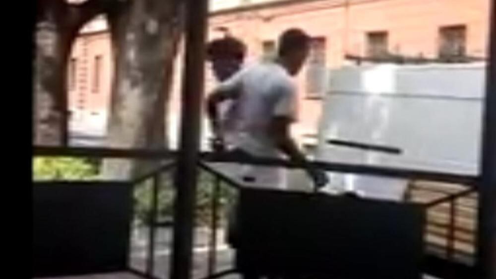 Picchia l'immigrato e gli amici postano il video