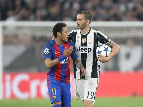 La sorella di Neymar lo consola dopo la sconfitta contro la Juventus