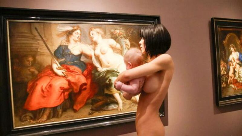 Milo Moire gira nuda al museo 1